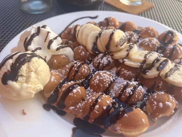 Bubble Waffle mit Banane, Schokoladensoße, Sahne und Vanilleeis
