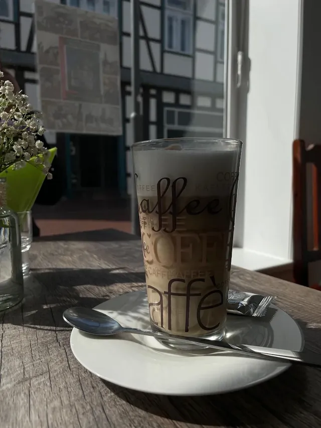 Latte macchiato am Fenster mit Blick auf die Fachwerkhäuser der Lange Straße