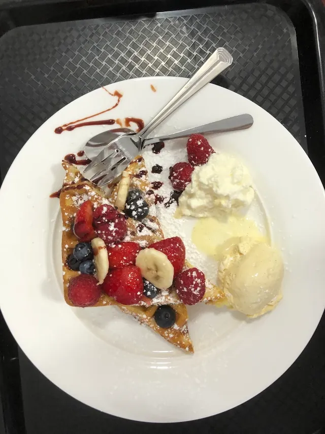 Waffel mit frischen Beeren, Banane, Sahne und Vanilleeis